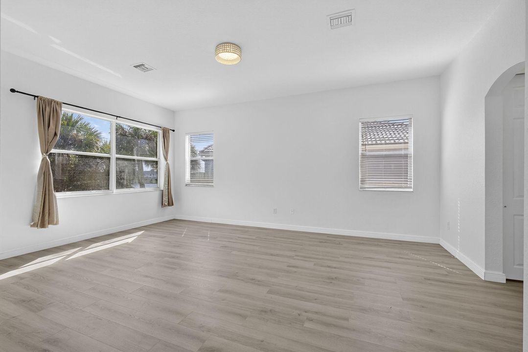 Под контрактом: $4,160 (5 спален, 2 ванн, 3038 Квадратных фут)