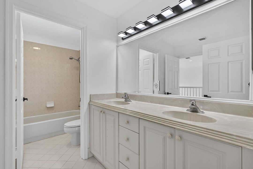 Под контрактом: $4,160 (5 спален, 2 ванн, 3038 Квадратных фут)