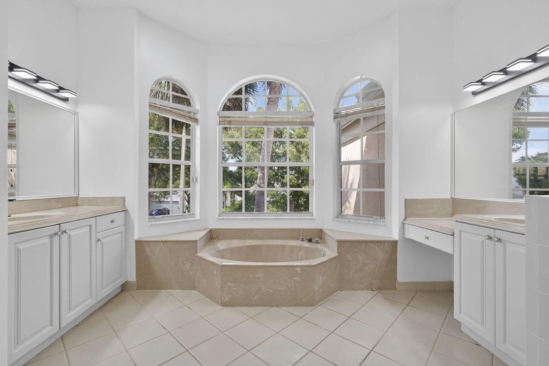 Под контрактом: $4,160 (5 спален, 2 ванн, 3038 Квадратных фут)