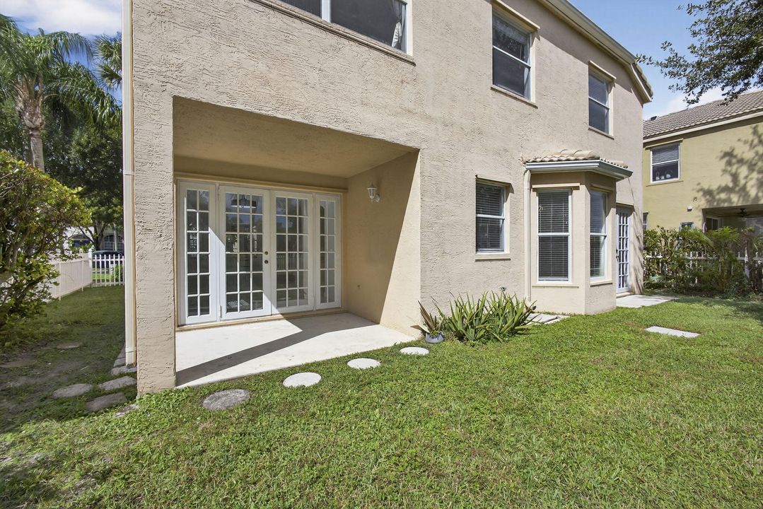 Под контрактом: $4,160 (5 спален, 2 ванн, 3038 Квадратных фут)