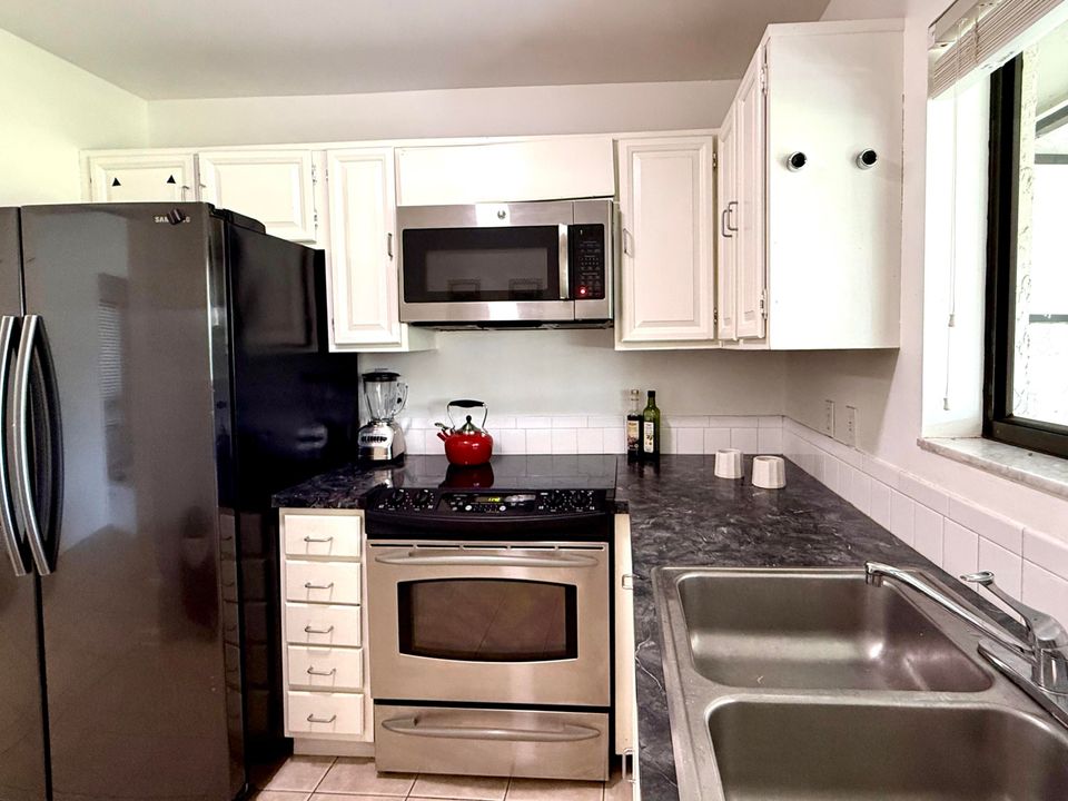 For Rent: $4,500 (2 beds, 1 baths, 907 Square Feet)