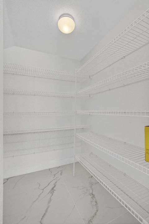 Под контрактом: $4,160 (5 спален, 2 ванн, 3038 Квадратных фут)