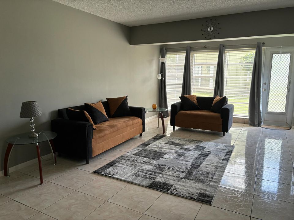 For Rent: $1,950 (2 beds, 2 baths, 1167 Square Feet)