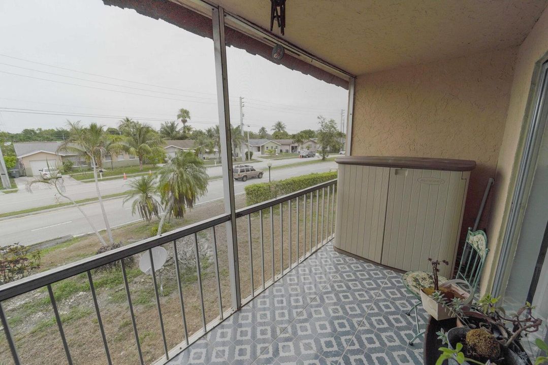 For Sale: $247,000 (2 beds, 2 baths, 1051 Square Feet)