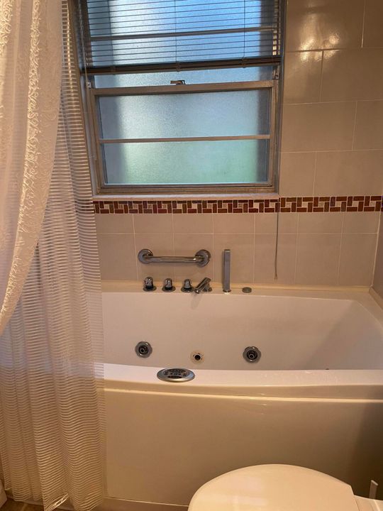 Activo con contrato: $2,195 (2 camas, 2 baños, 1210 Pies cuadrados)