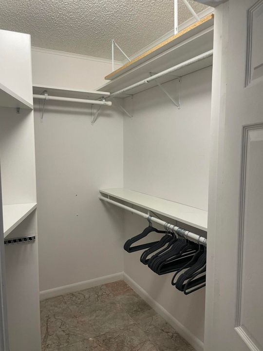 Activo con contrato: $2,195 (2 camas, 2 baños, 1210 Pies cuadrados)