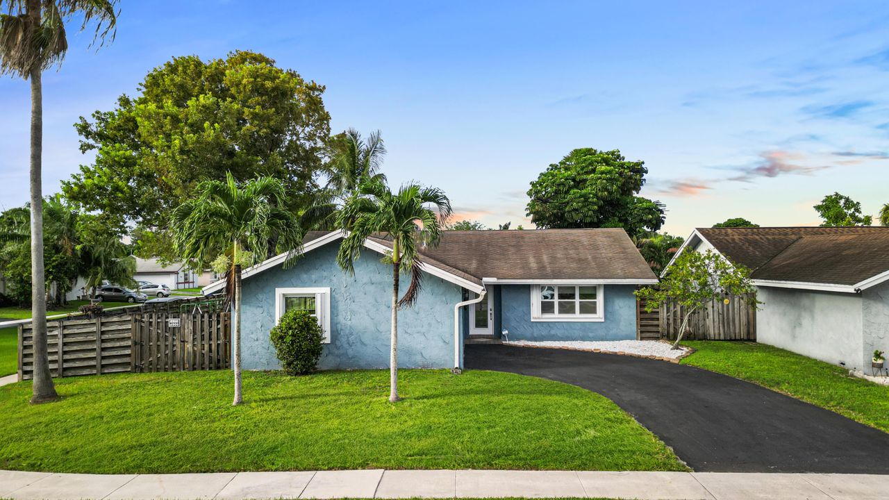 For Sale: $475,000 (3 beds, 2 baths, 1387 Square Feet)