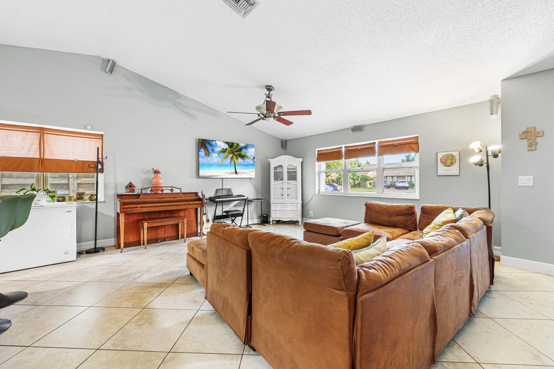 For Sale: $475,000 (3 beds, 2 baths, 1387 Square Feet)