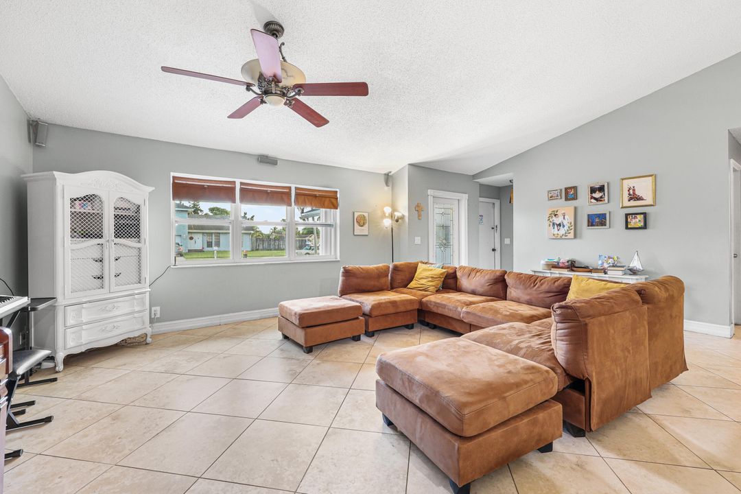 For Sale: $475,000 (3 beds, 2 baths, 1387 Square Feet)