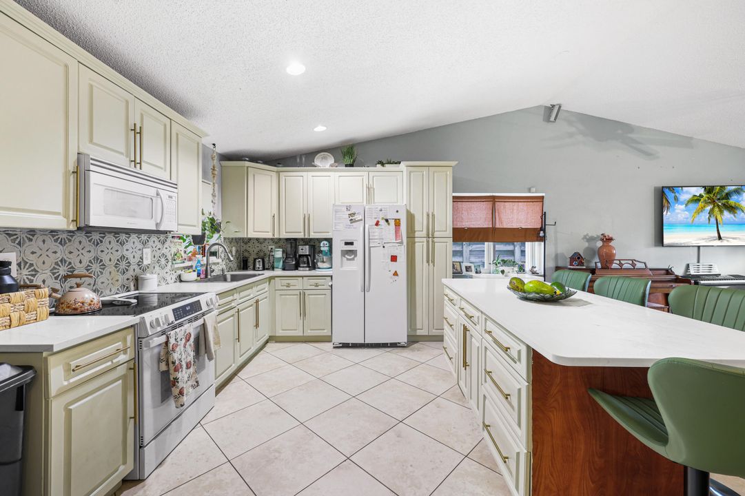 For Sale: $475,000 (3 beds, 2 baths, 1387 Square Feet)