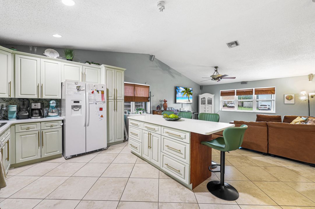 For Sale: $475,000 (3 beds, 2 baths, 1387 Square Feet)