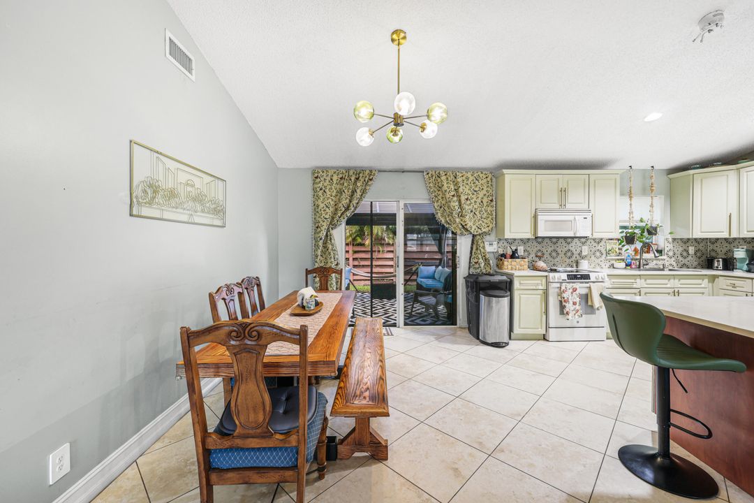 For Sale: $475,000 (3 beds, 2 baths, 1387 Square Feet)