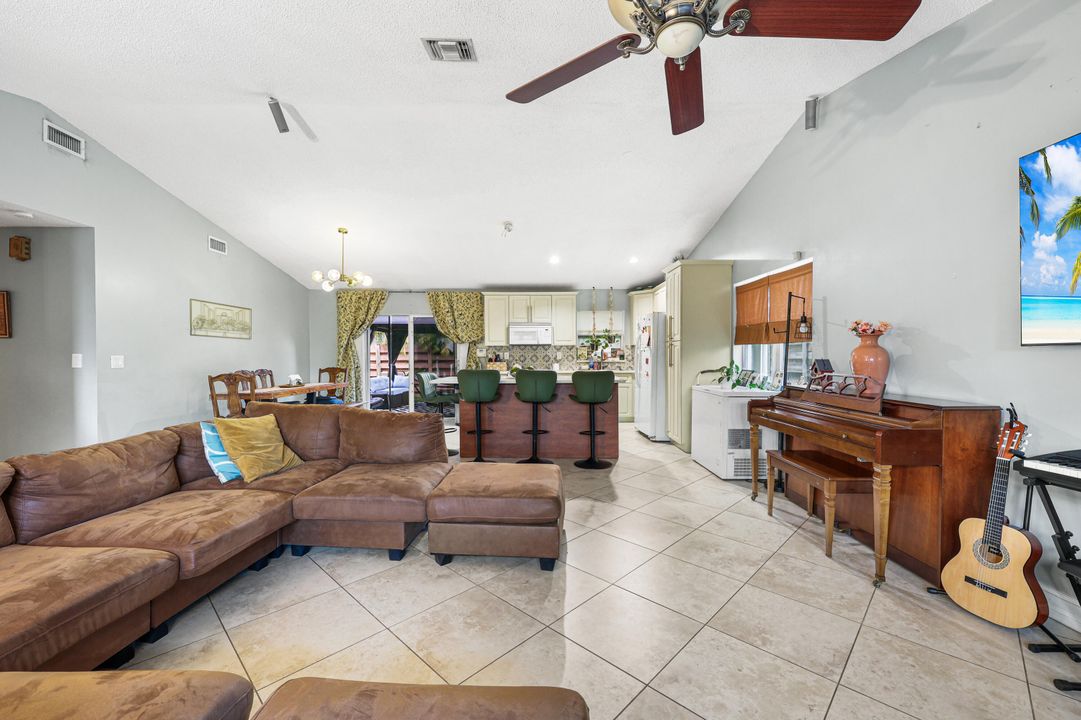 For Sale: $475,000 (3 beds, 2 baths, 1387 Square Feet)