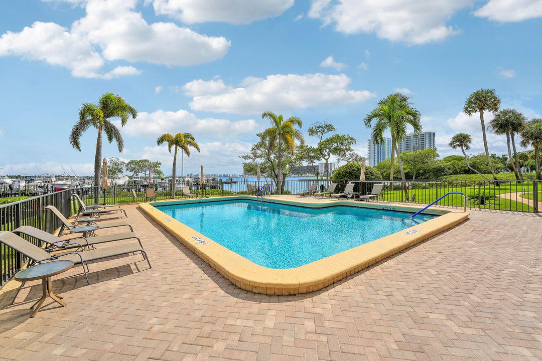 For Sale: $1,275,000 (3 beds, 3 baths, 2197 Square Feet)