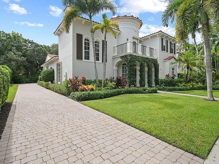 Active With Contract: $2,449,000 (6 beds, 4 baths, 4115 Square Feet)