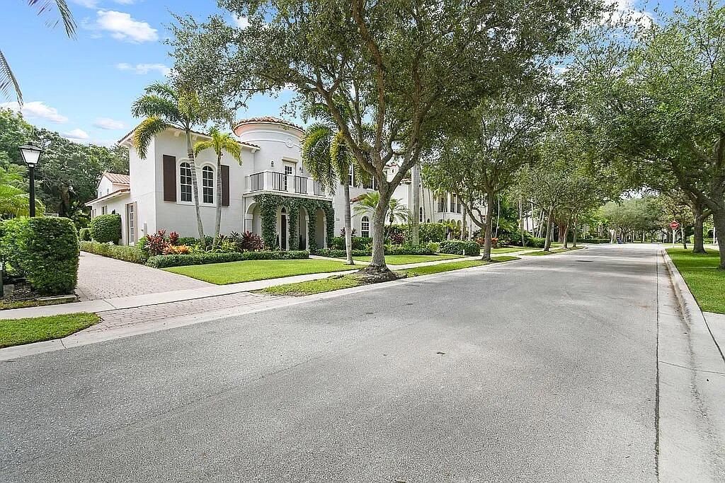 Active With Contract: $2,449,000 (6 beds, 4 baths, 4115 Square Feet)