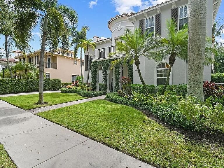 Active With Contract: $2,449,000 (6 beds, 4 baths, 4115 Square Feet)