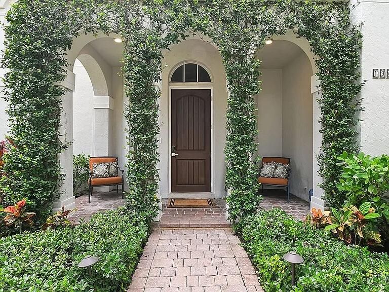 Active With Contract: $2,449,000 (6 beds, 4 baths, 4115 Square Feet)