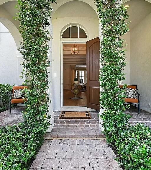 Active With Contract: $2,449,000 (6 beds, 4 baths, 4115 Square Feet)