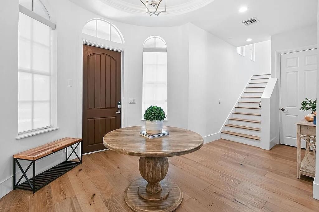 Active With Contract: $2,449,000 (6 beds, 4 baths, 4115 Square Feet)