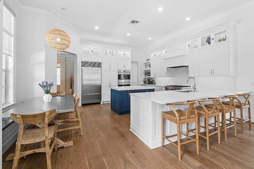 Active With Contract: $2,449,000 (6 beds, 4 baths, 4115 Square Feet)