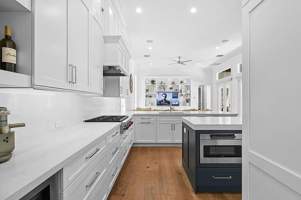 Active With Contract: $2,449,000 (6 beds, 4 baths, 4115 Square Feet)