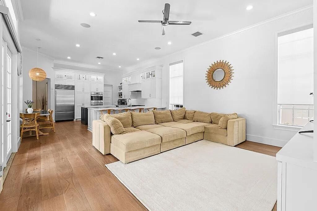 Active With Contract: $2,449,000 (6 beds, 4 baths, 4115 Square Feet)