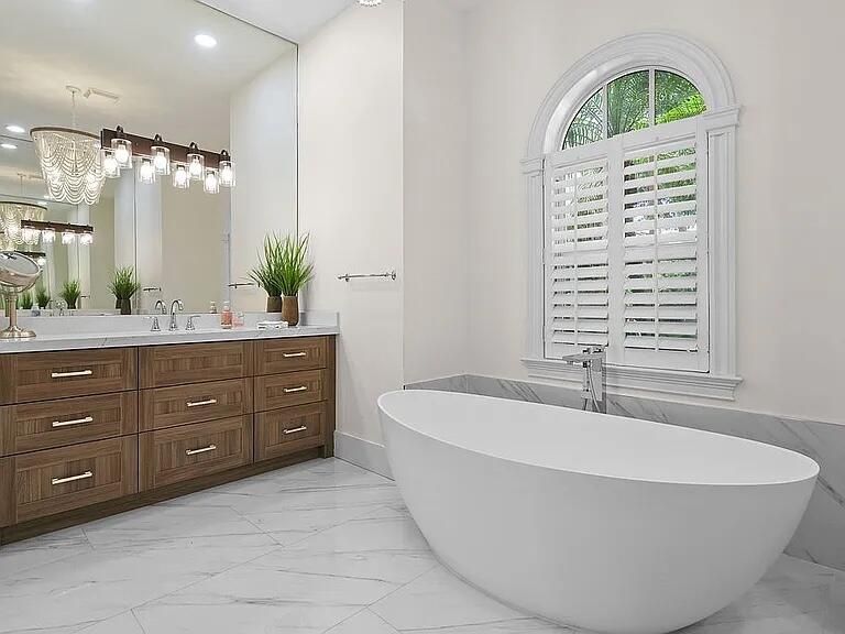 Active With Contract: $2,449,000 (6 beds, 4 baths, 4115 Square Feet)