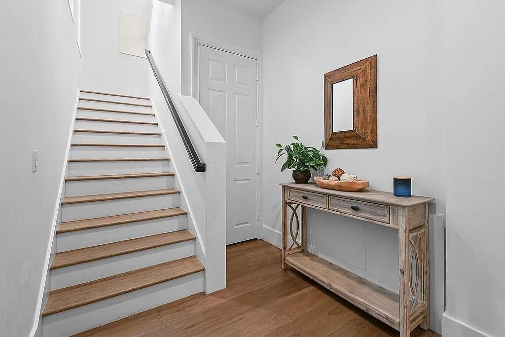 Active With Contract: $2,449,000 (6 beds, 4 baths, 4115 Square Feet)