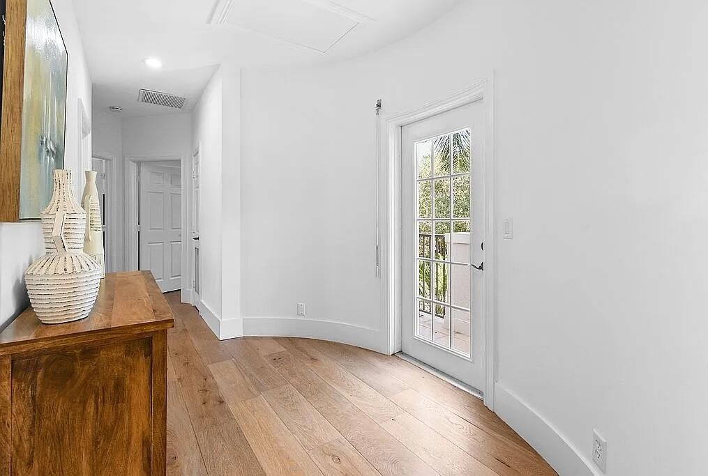 Active With Contract: $2,449,000 (6 beds, 4 baths, 4115 Square Feet)