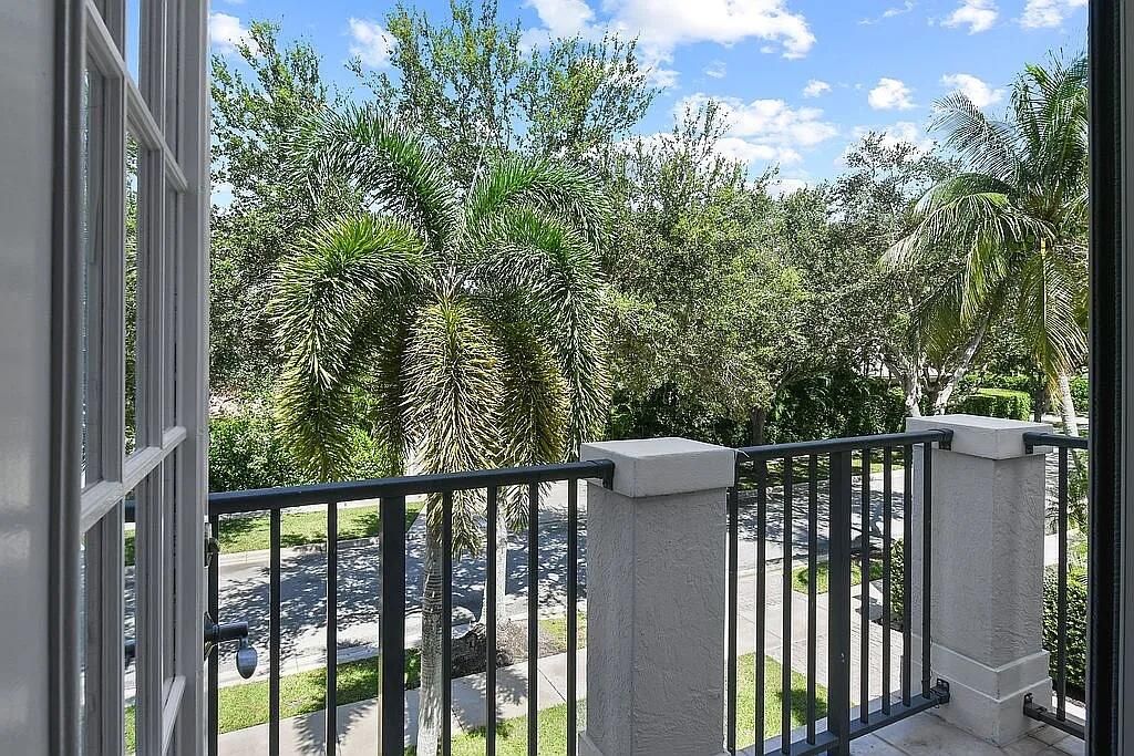 Active With Contract: $2,449,000 (6 beds, 4 baths, 4115 Square Feet)