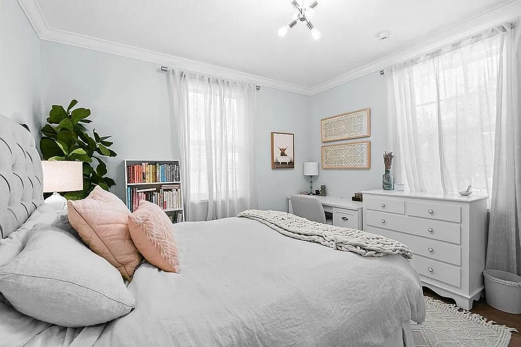 Active With Contract: $2,449,000 (6 beds, 4 baths, 4115 Square Feet)