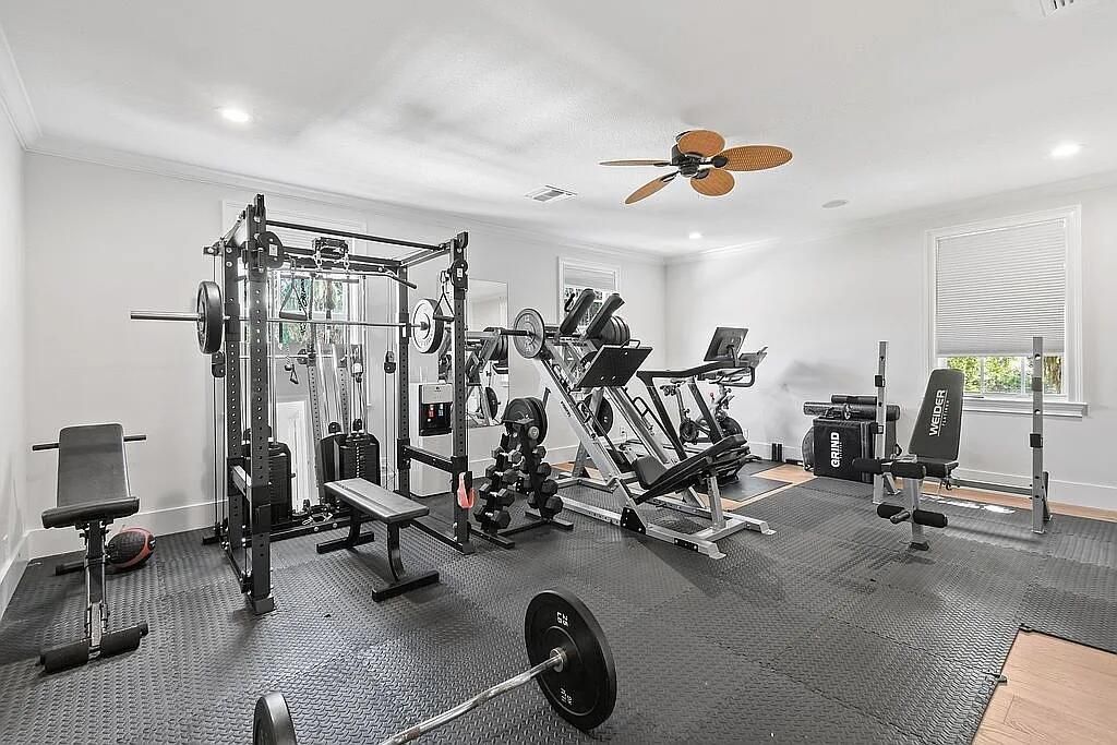 Active With Contract: $2,449,000 (6 beds, 4 baths, 4115 Square Feet)