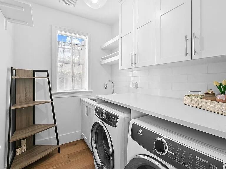 Active With Contract: $2,449,000 (6 beds, 4 baths, 4115 Square Feet)