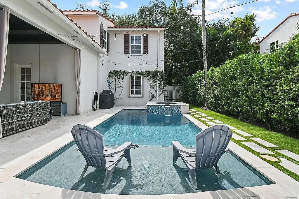 Active With Contract: $2,449,000 (6 beds, 4 baths, 4115 Square Feet)