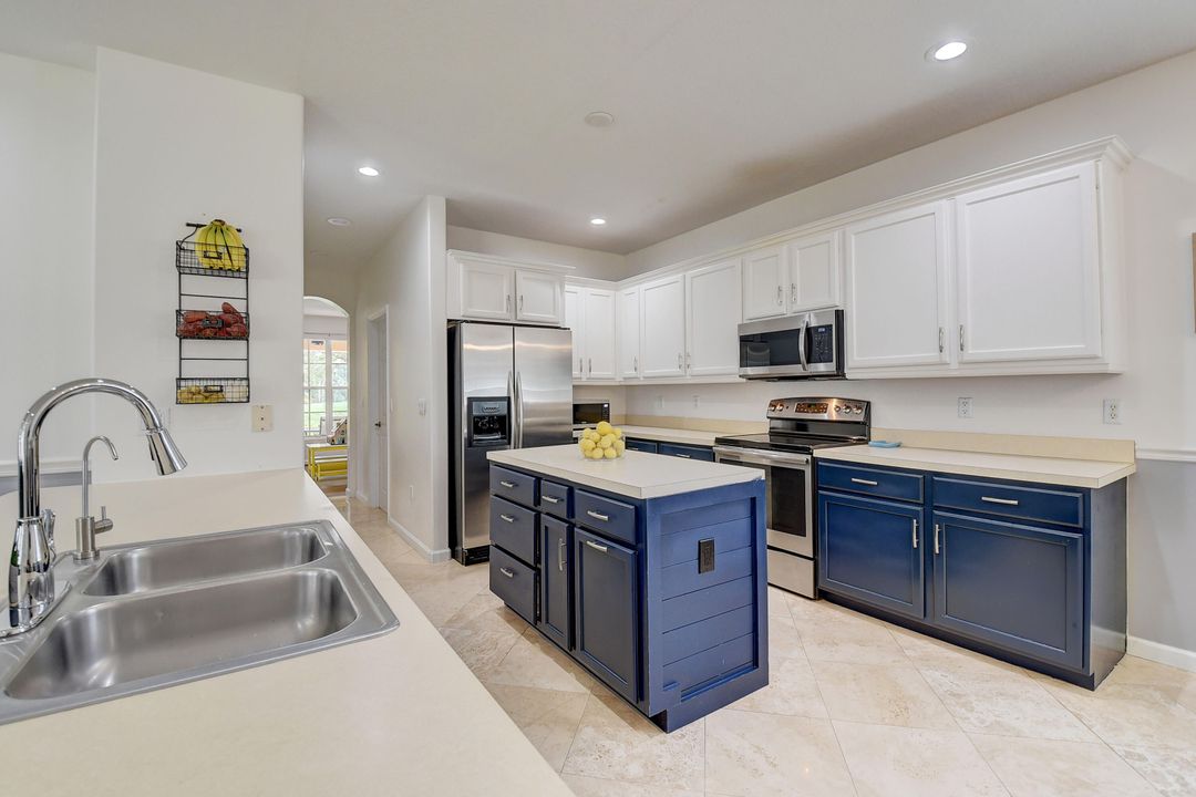 For Sale: $755,000 (3 beds, 2 baths, 2761 Square Feet)