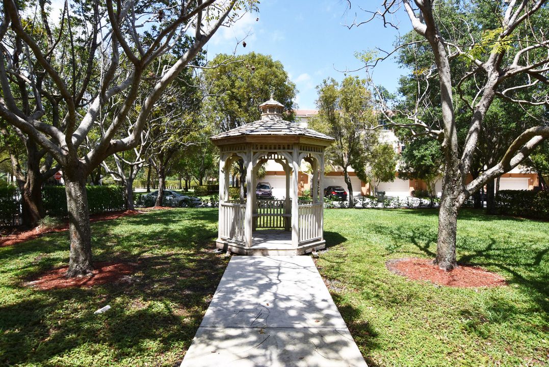 For Sale: $755,000 (3 beds, 2 baths, 2761 Square Feet)