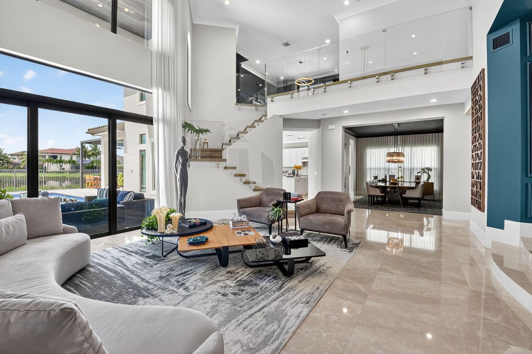 出租: $22,000 (5 贝兹, 6 浴室, 5529 平方英尺)