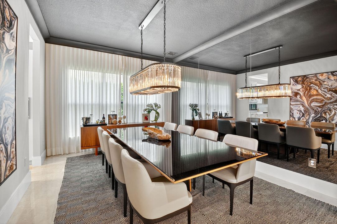 出租: $22,000 (5 贝兹, 6 浴室, 5529 平方英尺)