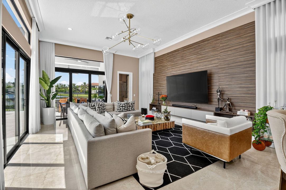 出租: $22,000 (5 贝兹, 6 浴室, 5529 平方英尺)