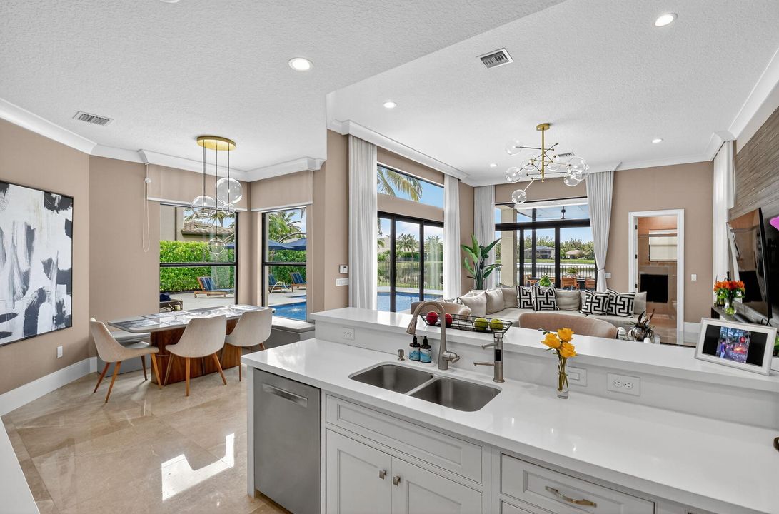 出租: $22,000 (5 贝兹, 6 浴室, 5529 平方英尺)