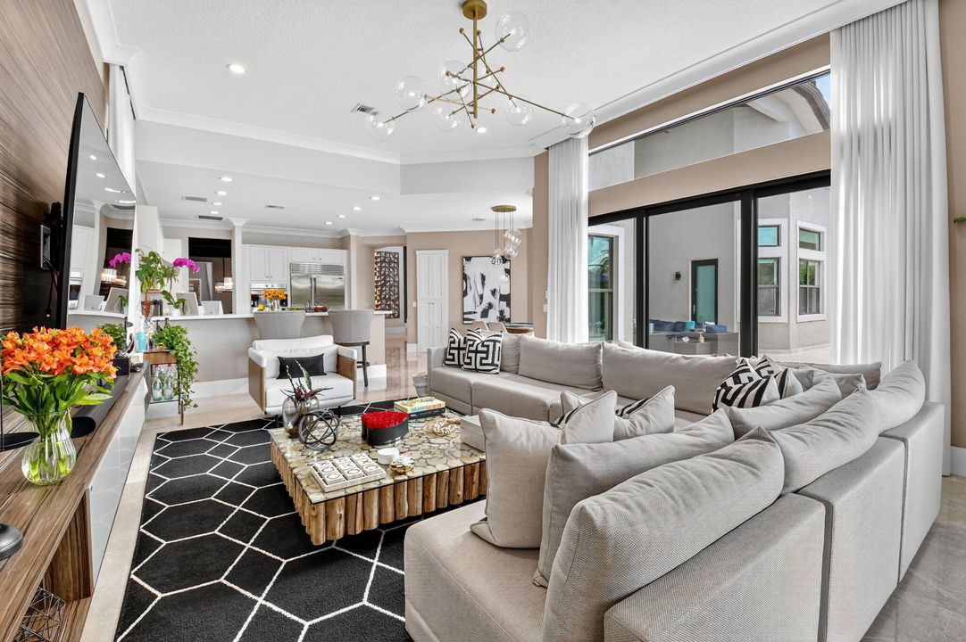 出租: $22,000 (5 贝兹, 6 浴室, 5529 平方英尺)