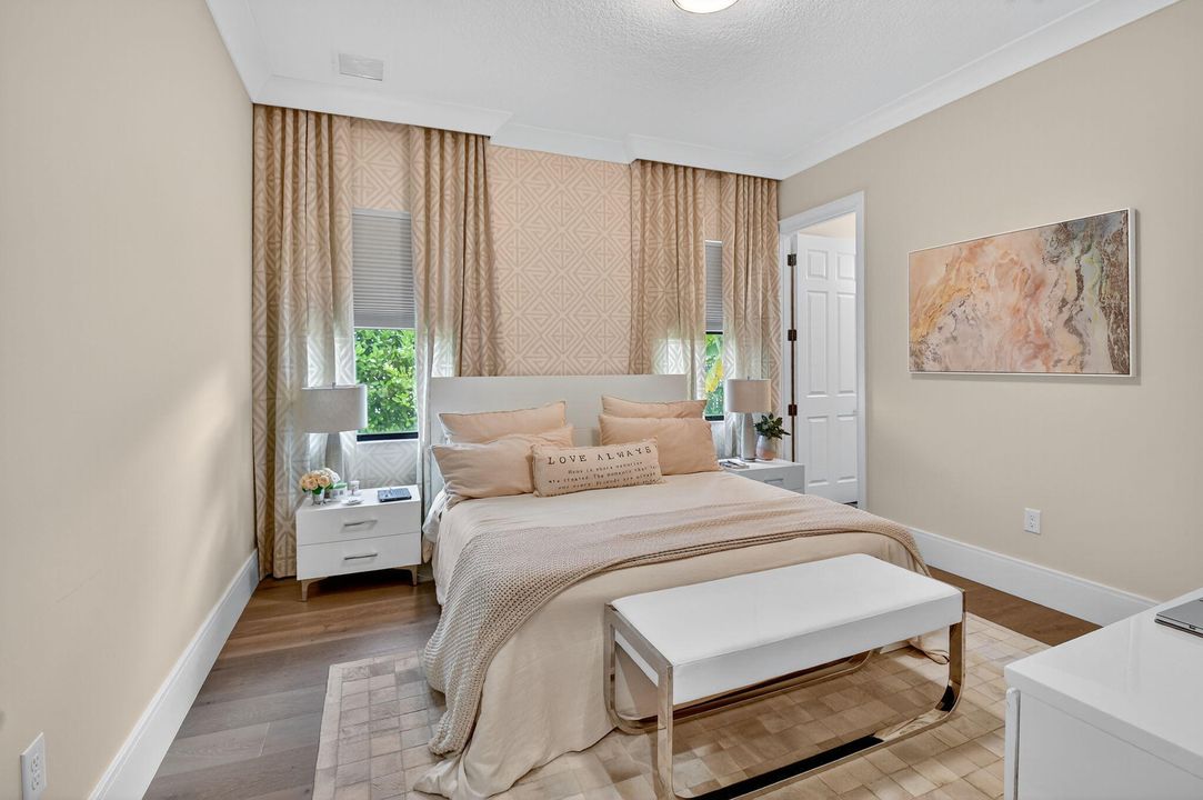 出租: $22,000 (5 贝兹, 6 浴室, 5529 平方英尺)