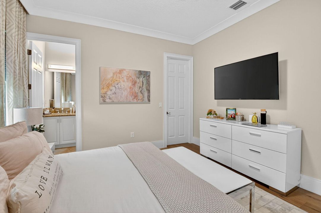 出租: $22,000 (5 贝兹, 6 浴室, 5529 平方英尺)