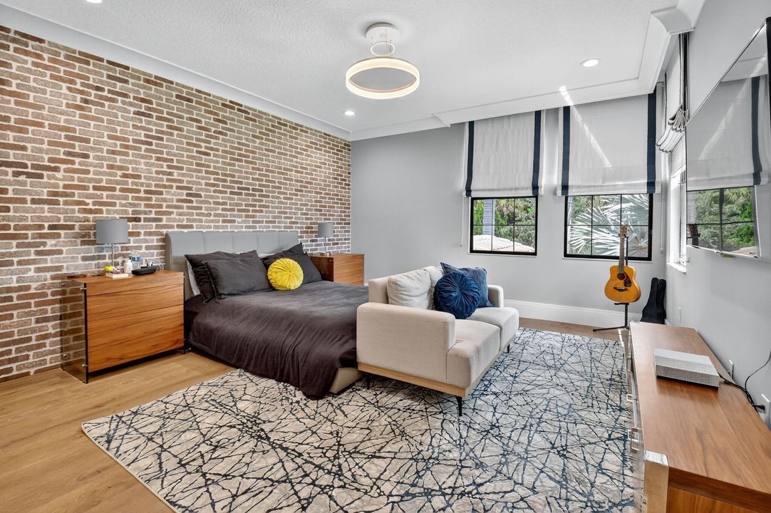 出租: $22,000 (5 贝兹, 6 浴室, 5529 平方英尺)