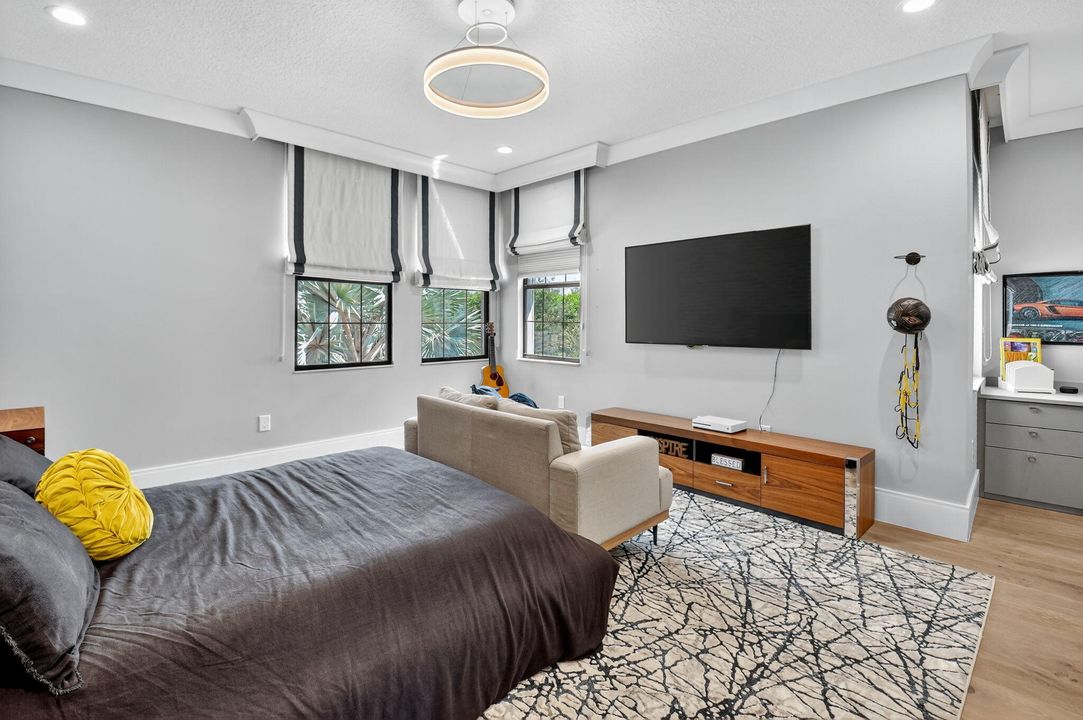 出租: $22,000 (5 贝兹, 6 浴室, 5529 平方英尺)