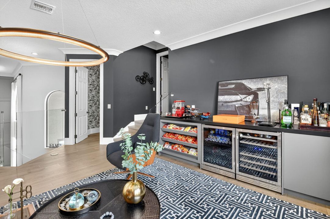 出租: $22,000 (5 贝兹, 6 浴室, 5529 平方英尺)