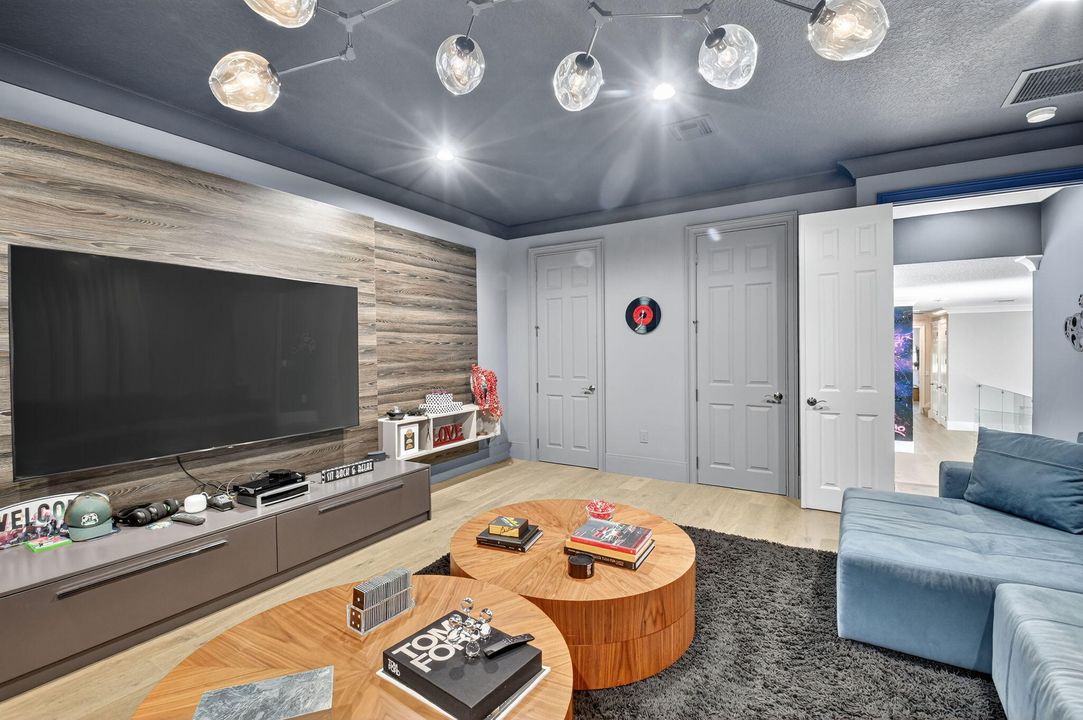 出租: $22,000 (5 贝兹, 6 浴室, 5529 平方英尺)