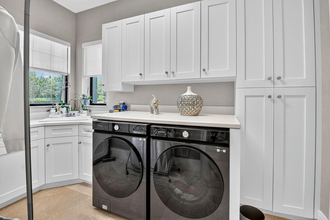 出租: $22,000 (5 贝兹, 6 浴室, 5529 平方英尺)