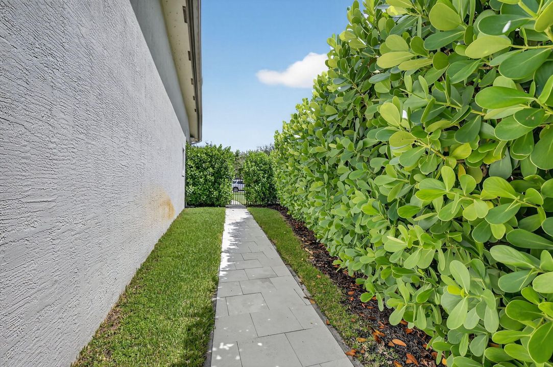 出租: $22,000 (5 贝兹, 6 浴室, 5529 平方英尺)